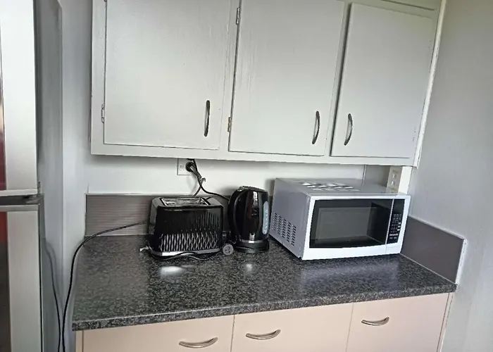 Vakantiehuis Served 3-bedroom House A Including 5 Double Beds, 1 Single Bed, And 2 King Sofa Beds *