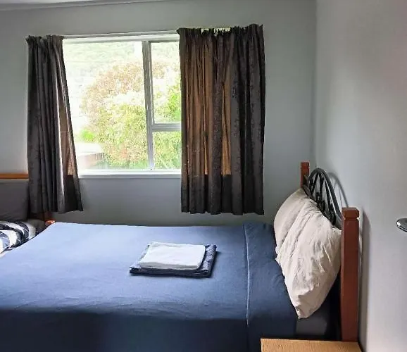 Vakantiehuis Served 3-bedroom House A Including 5 Double Beds, 1 Single Bed, And 2 King Sofa Beds