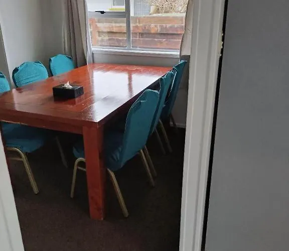 Vakantiehuis Served 3-bedroom House A Including 5 Double Beds, 1 Single Bed, And 2 King Sofa Beds Rotorua