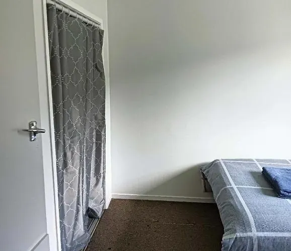 Vakantiehuis Served 3-bedroom House A Including 5 Double Beds, 1 Single Bed, And 2 King Sofa Beds *