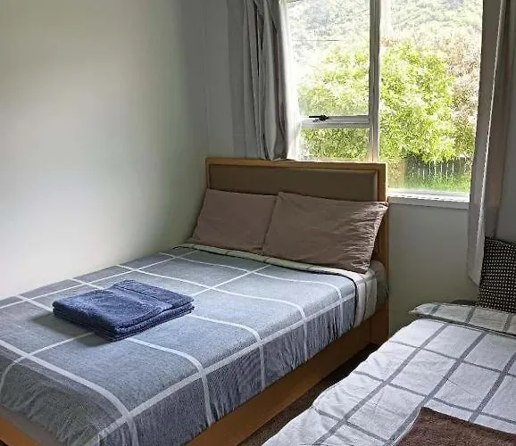 Served 3-bedroom House A Including 5 Double Beds, 1 Single Bed, And 2 King Sofa Beds * Rotorua